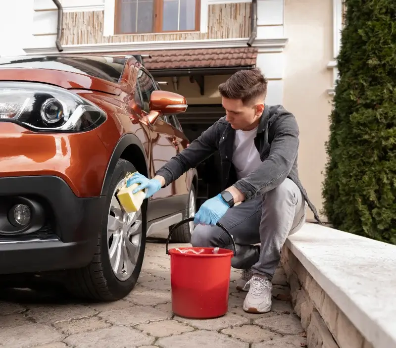 Lavage auto à domicile Le Parc : professionnel intervenant sur un véhicule